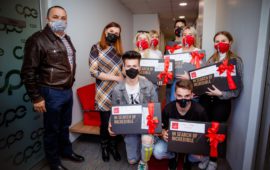Fabrika cementa Lukavac donirala devet laptopa za djecu bez roditeljskog staranja
